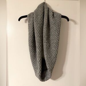 Gray Scarf
Great Condition